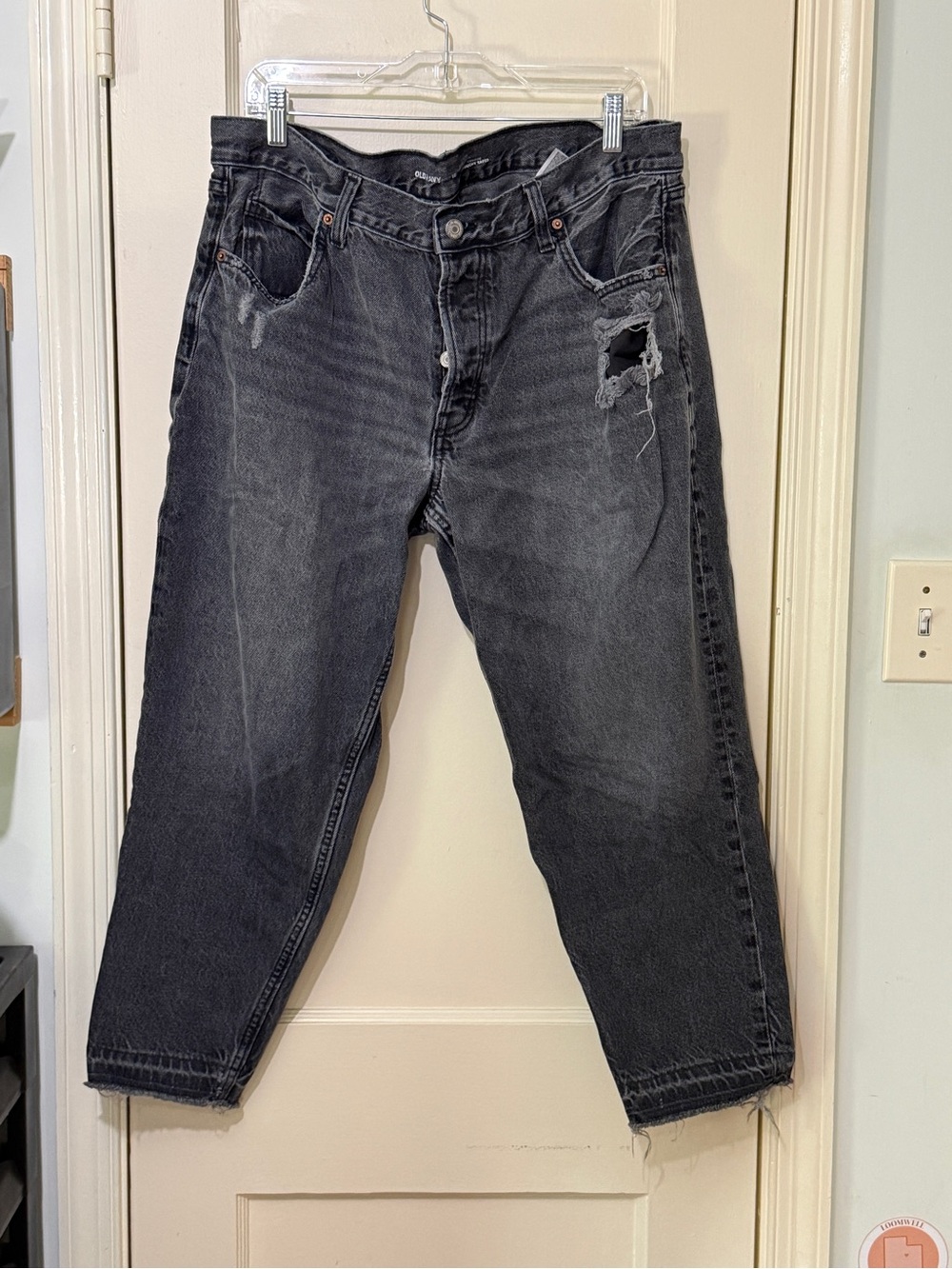 Old Navy Women's Black Distressed Ankle Jeans
